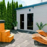 Drewniana balia, sauna i profilowane leżanki tworzą strefę relaksu w domkach letniskowych Żeglarska Przystań.